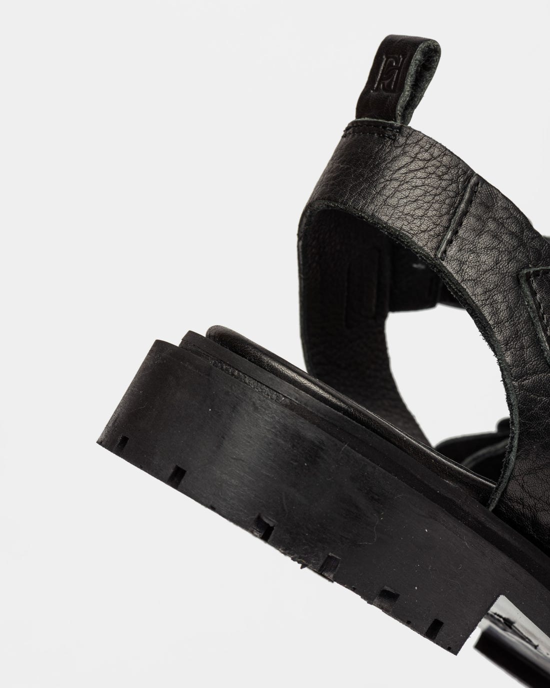 Sandalia media Alba en cuero graneado