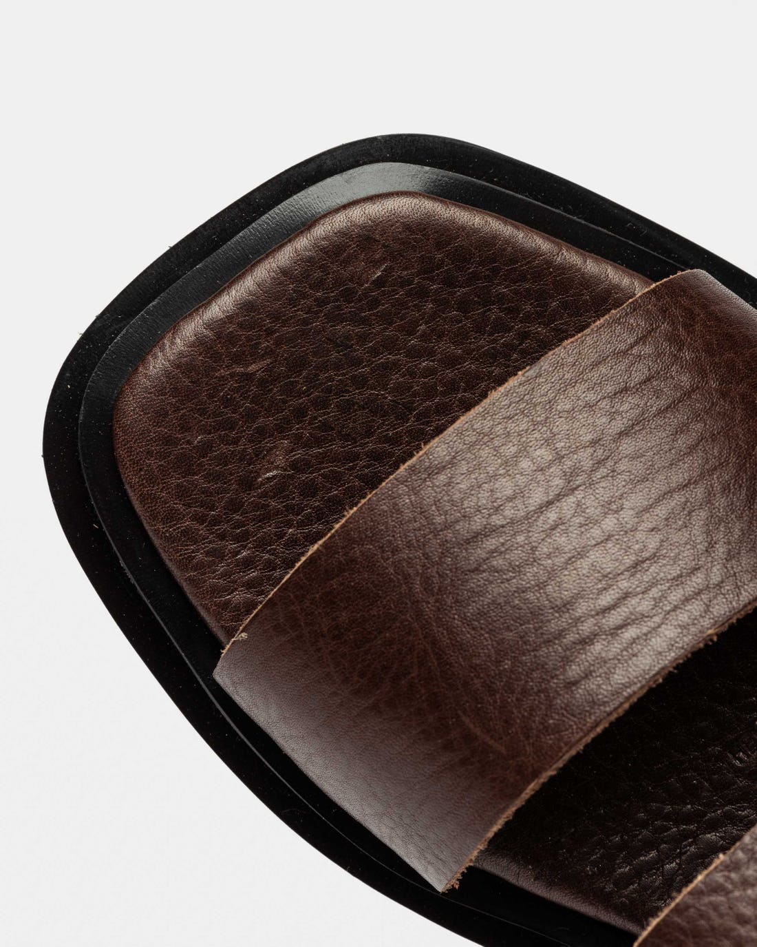 Sandalia media Alba en cuero graneado